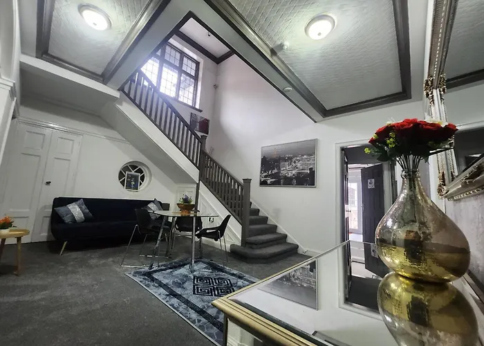 Charming Tudor White House Free Wifi Holiday home