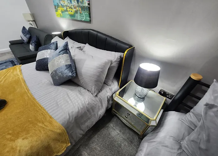 Charming Tudor White House Free Wifi