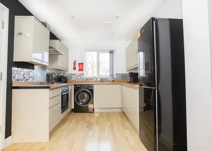 Feriehus Modern Townhouse - Sleeps 14 - Free Parking