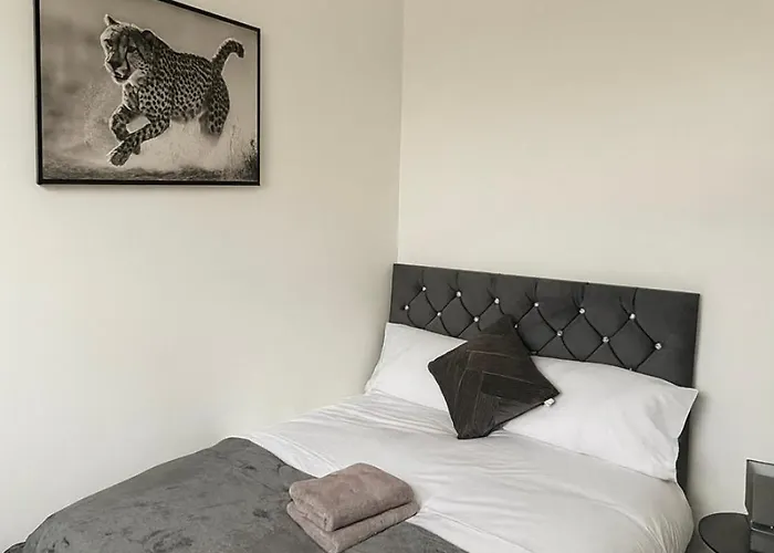 Modern 3-bed Townhouse Centre Free Parking