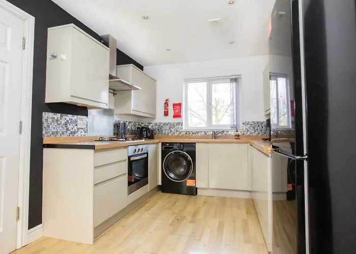 Dom wakacyjny Townhouse Sleeps 14 - Free Parking