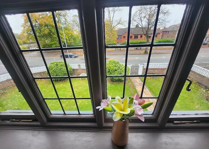 Charming Tudor White House Free Wifi Casa vacanze Manchester