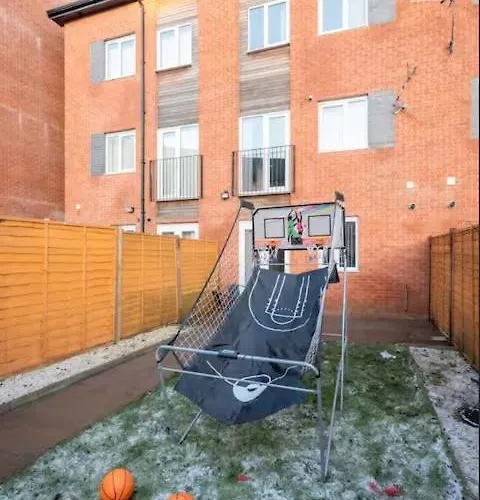 Townhouse Sleeps 14 - Free Parking * Manchester