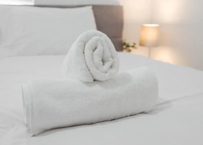 Haven - Coop Live - Etihad - Sleeps 9 - Free Parking *