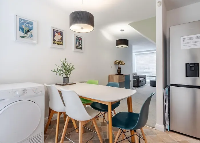 Haven - Coop Live - Etihad - Sleeps 9 - Free Parking *