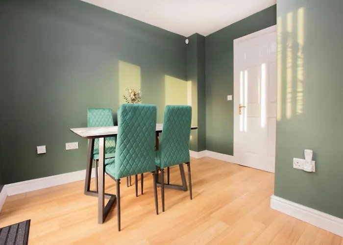 Townhouse Sleeps 14 - Free Parking