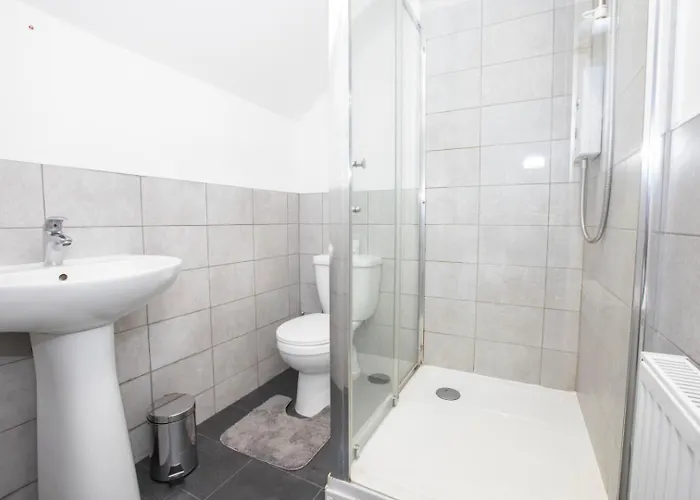 Casa de Férias Modern Townhouse - Sleeps 14 - Free Parking *