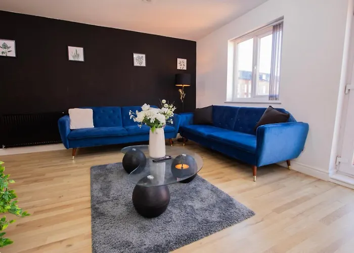 Townhouse Sleeps 14 - Free Parking