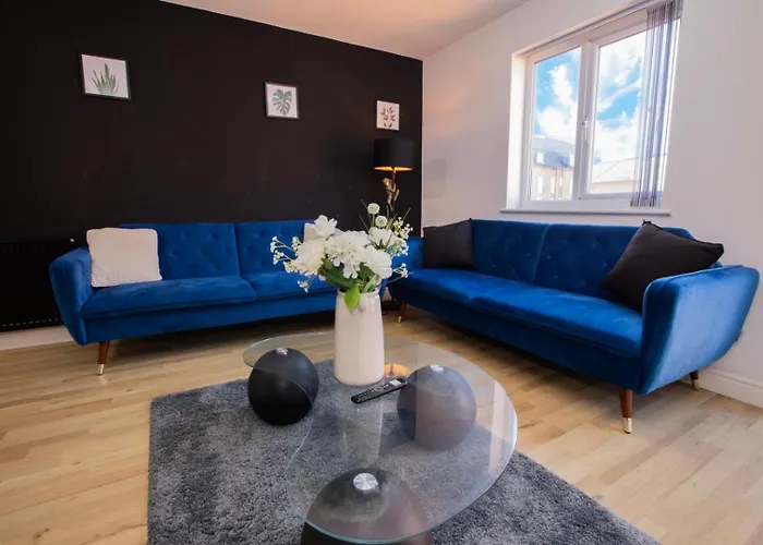 Townhouse Sleeps 14 - Free Parking *