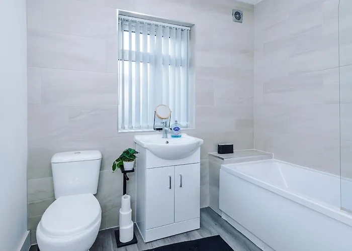 Kammili - 2bed House With Free Wifi & 15 Mins To Centre Manchester