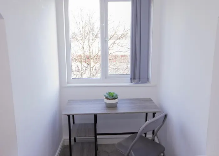 Townhouse Sleeps 14 - Free Parking