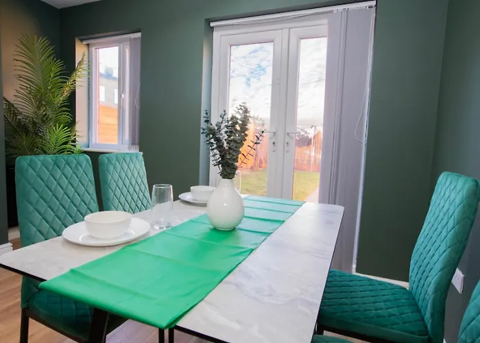 Townhouse Sleeps 14 - Free Parking