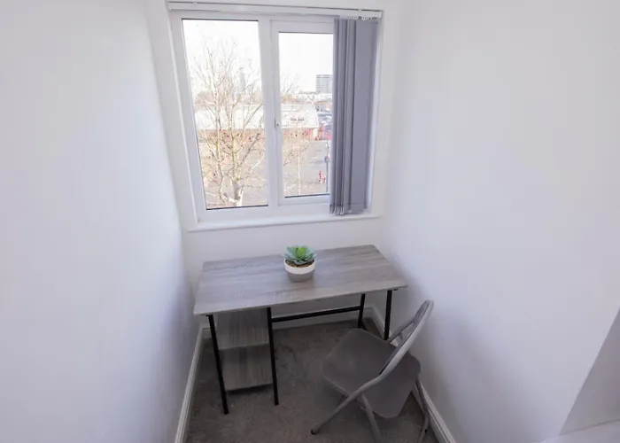 Townhouse Sleeps 14 - Free Parking *