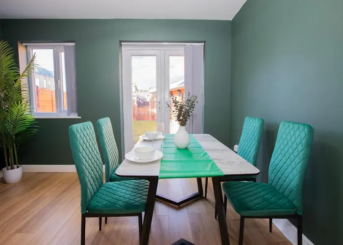 Townhouse Sleeps 14 - Free Parking