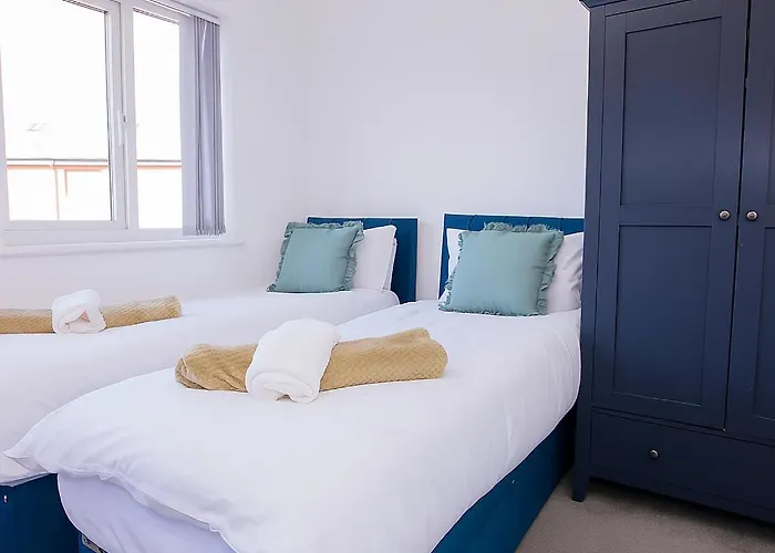 Townhouse Sleeps 14 - Free Parking