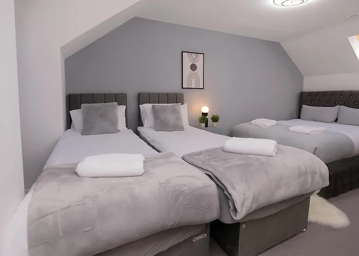 Townhouse Sleeps 14 - Free Parking * Manchester