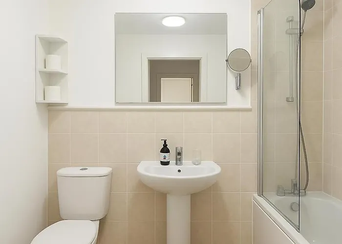 Joyful Group Living 2- Bed Near Piccadilly