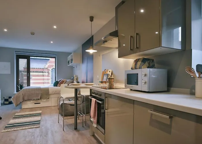 For Students Only - Victoria Point In * Μάντσεστερ