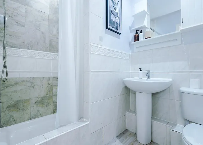 2br Heights Sleeps 7 Parking & Wifi דירה