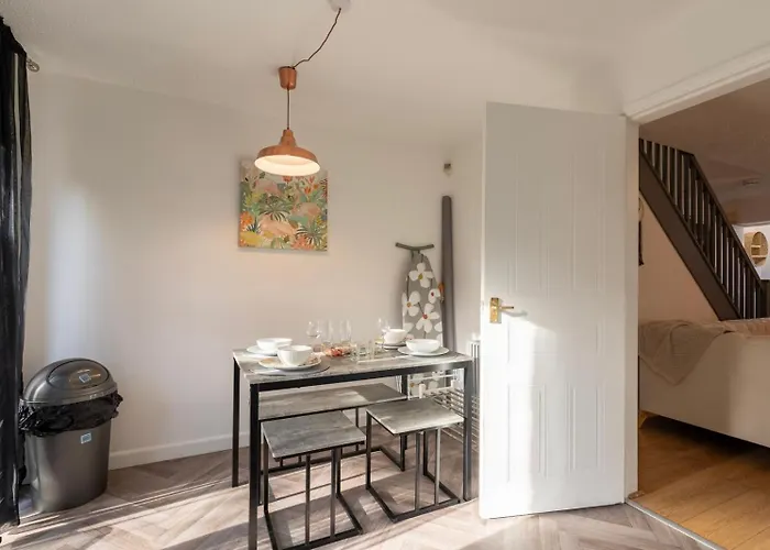 Cosy 2 Bedroom - 8 Mins From Centre - Free Parking - 4gc *