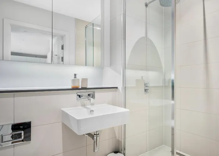 Sleeps 5 In Prime Spot Amenities Walking Distance, Business Long-term Travel, Contractor Friendly * Manchester