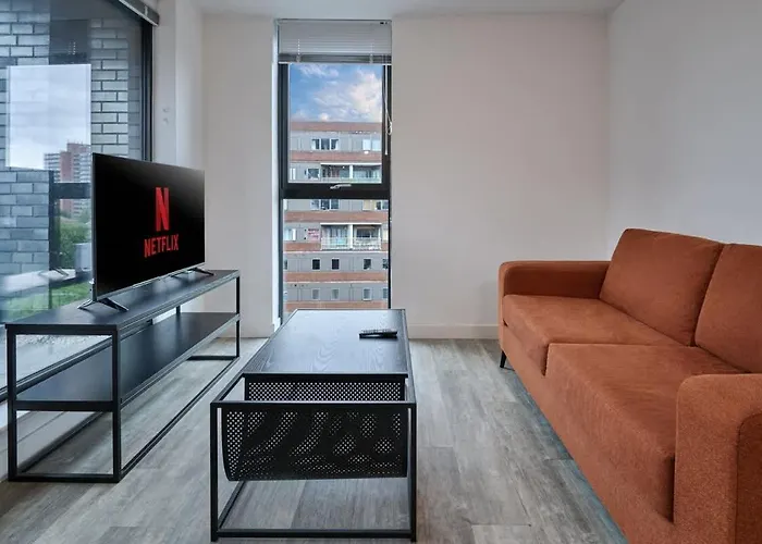 Joyful Group - Warm 2 Bed Ensuite Near Centre And Old Trafford Apartment *