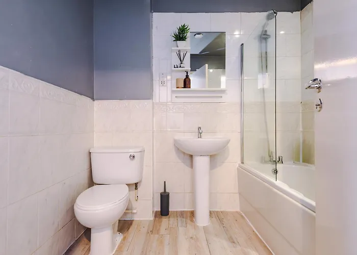 2br Heights Sleeps 7 Parking & Wifi