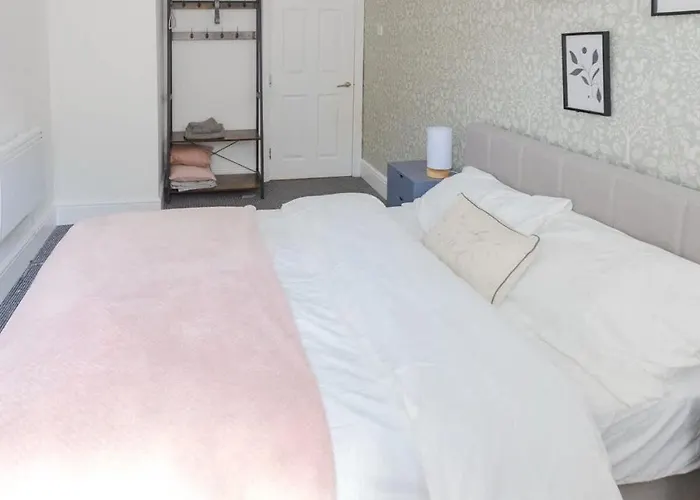 Joyful Management -top Floor With Feel Deco In M16 Manchester