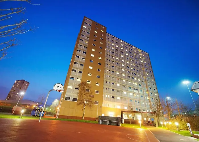 John Lester And Eddie Colman Courts In Salford * Mánchester