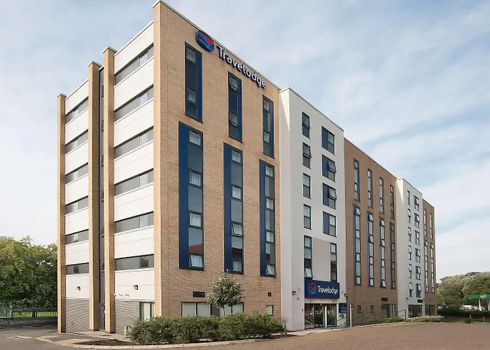 מלון Travelodge Salford Quays 3*