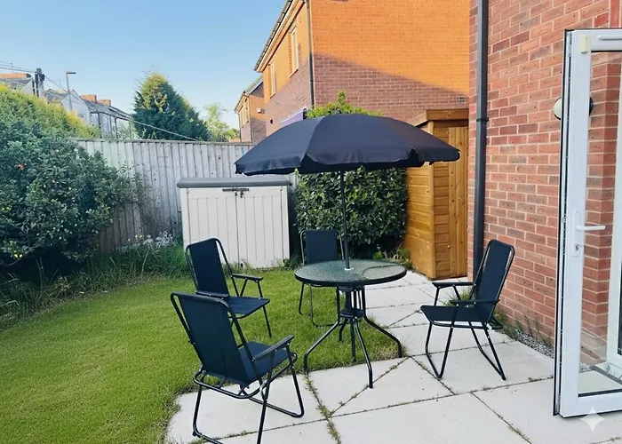 Large 3 Bed - Coop Live -free Parking