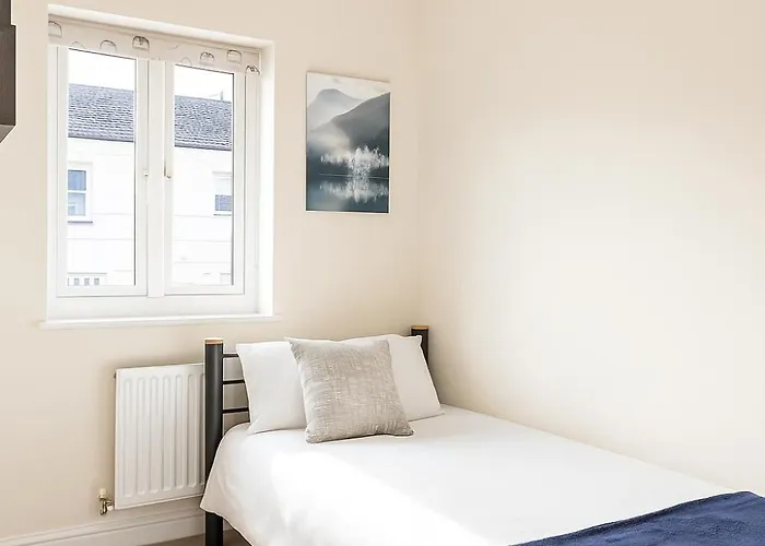 Large 3 Bed - Coop Live -free Parking *