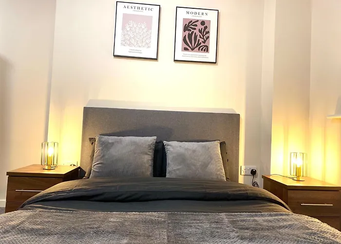 Cozy Two Bed With Juliet Balcony And Free Secure Parking