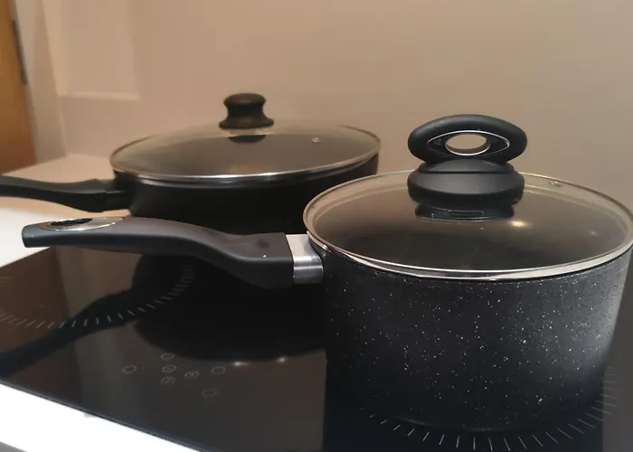 Bee Cosy - Near Train Stations And Shopping Centre With Paid Private Parking, 500mbps Internet And Netflix Apartment *