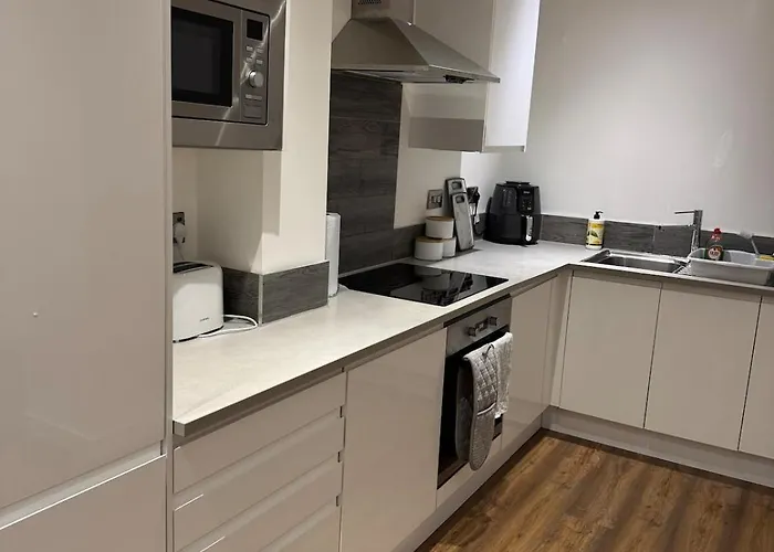 Stylish 2-bed By Cente Daire *