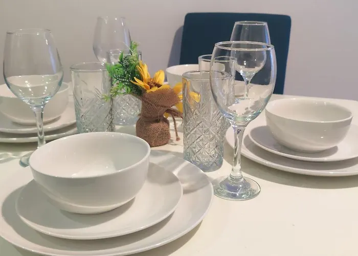 Bee Cosy - Near Train Stations And Shopping Centre With Paid Private Parking, 500mbps Internet And Netflix Apartment *