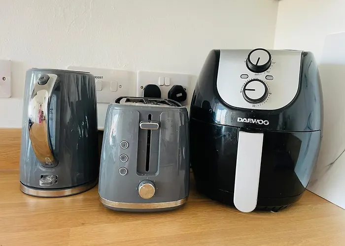 Modern & Cosy With Balcony, Near Media Centre & Old Trafford Stadium