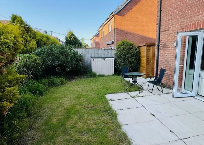 Large 3 Bed - Coop Live -free Parking Apartment