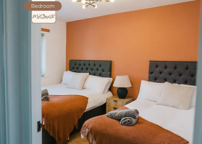 Spacious 3Br House By Mystayuk Short Lets & Serviced Accommodation Manchester Perfect For Contractors With Free Wifi & Free Parking * 맨체스터