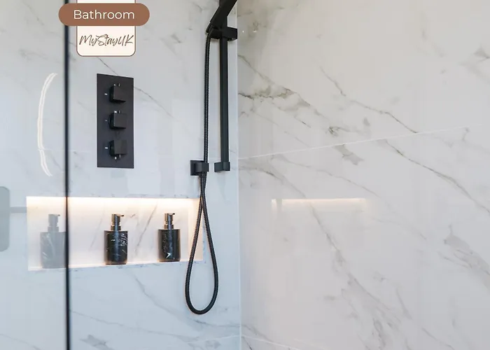 Spacious 3Br House By Mystayuk Short Lets & Serviced Accommodation Manchester Perfect For Contractors With Free Wifi & Free Parking 펜션 *