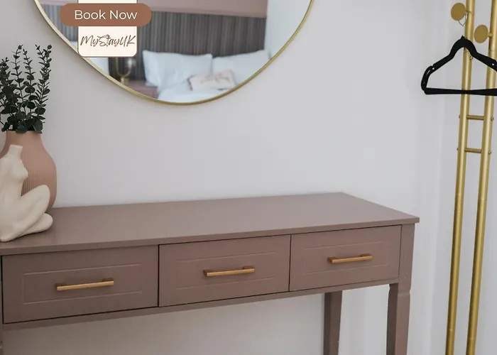 Spacious 3Br House By Mystayuk Short Lets & Serviced Accommodation Manchester Perfect For Contractors With Free Wifi & Free Parking