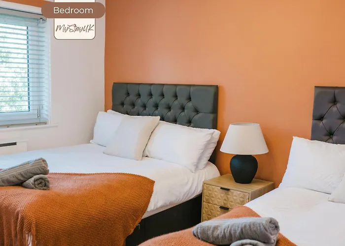 Dom wakacyjny Spacious 3Br House By Mystayuk Short Lets & Serviced Accommodation Manchester Perfect For Contractors With Free Wifi & Free Parking