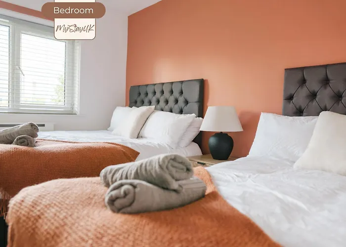 Modern City-Centre Home | Sleeps 12 | Free Parking