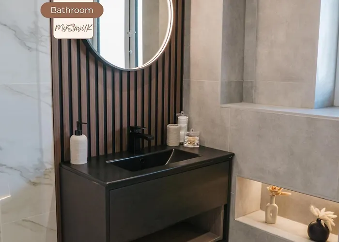 Modern City-Centre Home | Sleeps 12 | Free Parking Ferienhaus *