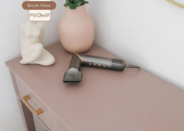 Modern City-Centre Home | Sleeps 12 | Free Parking Ferienhaus