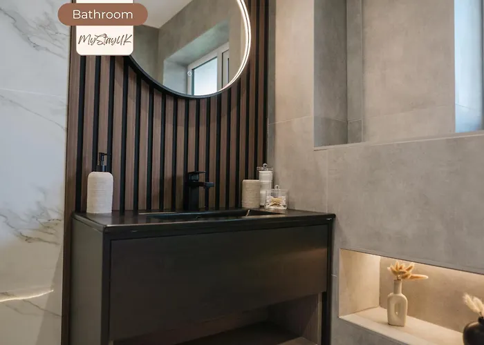 Dom wakacyjny Spacious 3Br House By Mystayuk Short Lets & Serviced Accommodation Manchester Perfect For Contractors With Free Wifi & Free Parking *