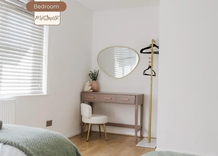 Ferienhaus Modern City-Centre Home | Sleeps 12 | Free Parking *