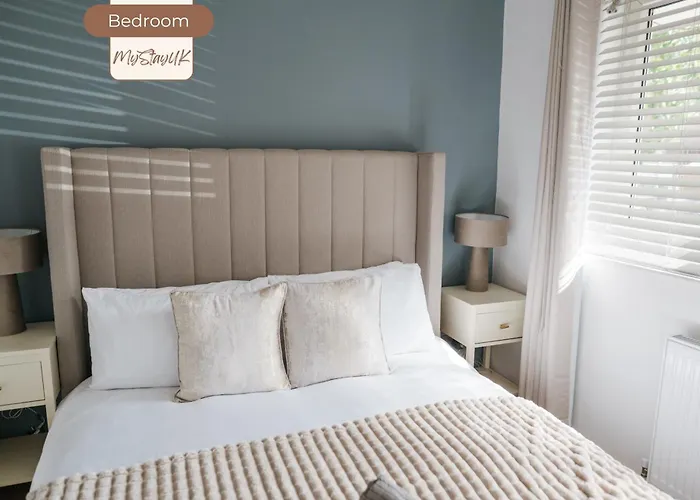 Modern City-Centre Home | Sleeps 12 | Free Parking Manchester