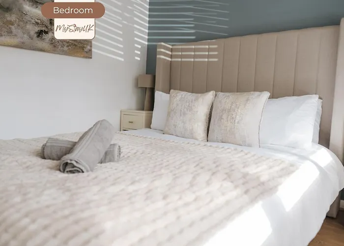 Dom wakacyjny Spacious 3Br House By Mystayuk Short Lets & Serviced Accommodation Manchester Perfect For Contractors With Free Wifi & Free Parking *