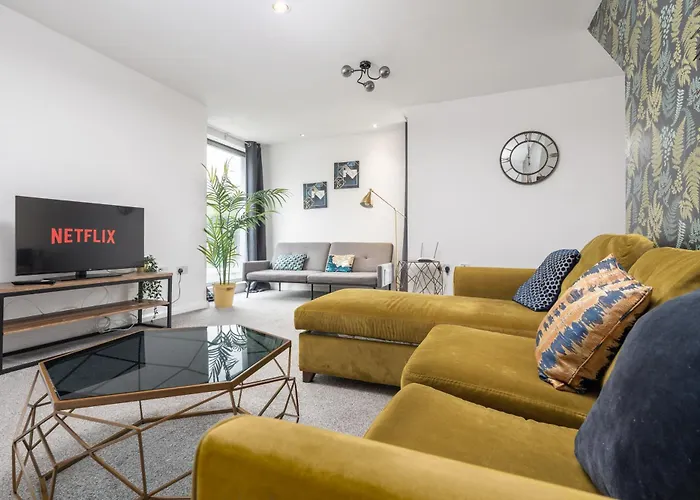 Chic 3bd Abode With Pool Table - Etihad - Coop Live - Free Parking